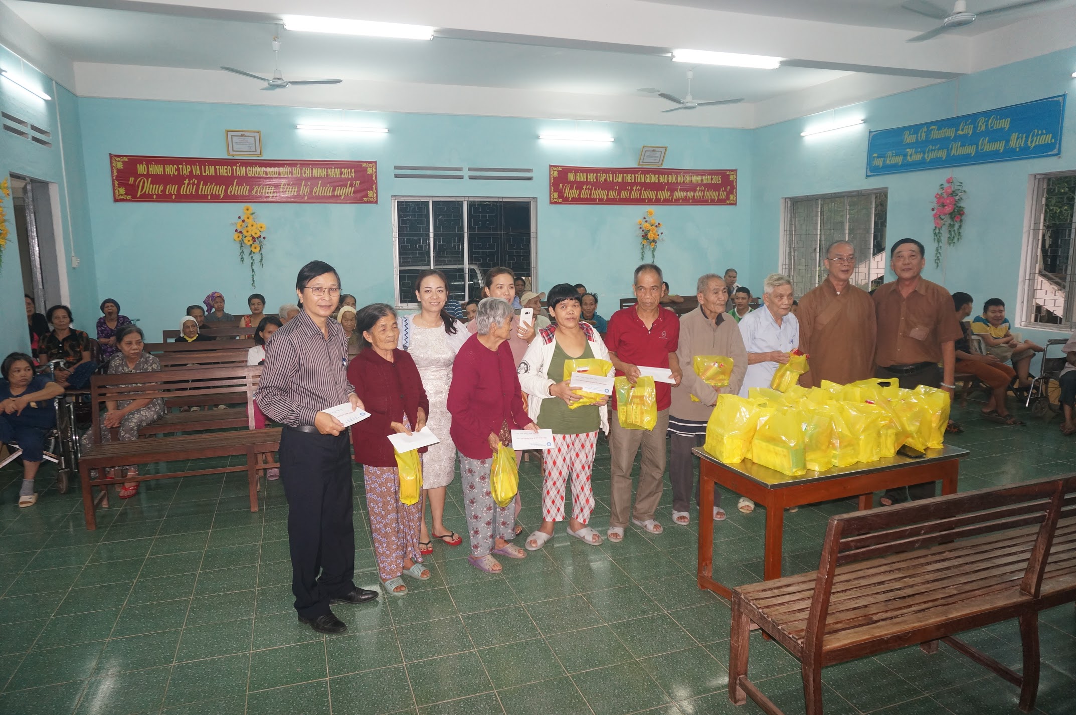 Ban Từ thiện xã hội tỉnh phát quà tại Trung tâm Bảo trợ xã hội Bình Định.