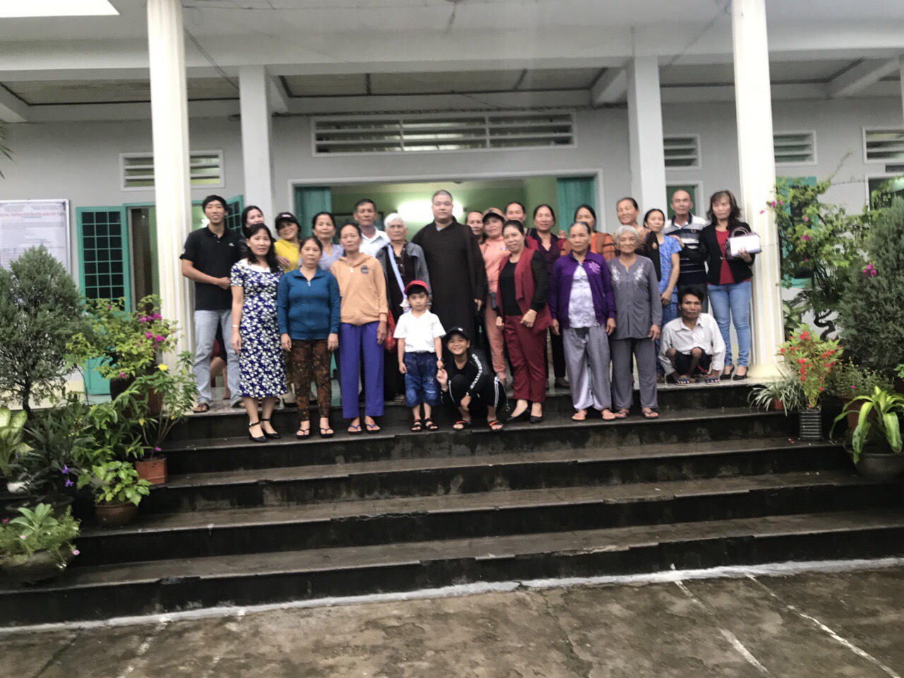 Đoàn từ thiện chùa Phổ Lợi thăm, tặng quà Trung tâm bảo trợ Đồng Tâm