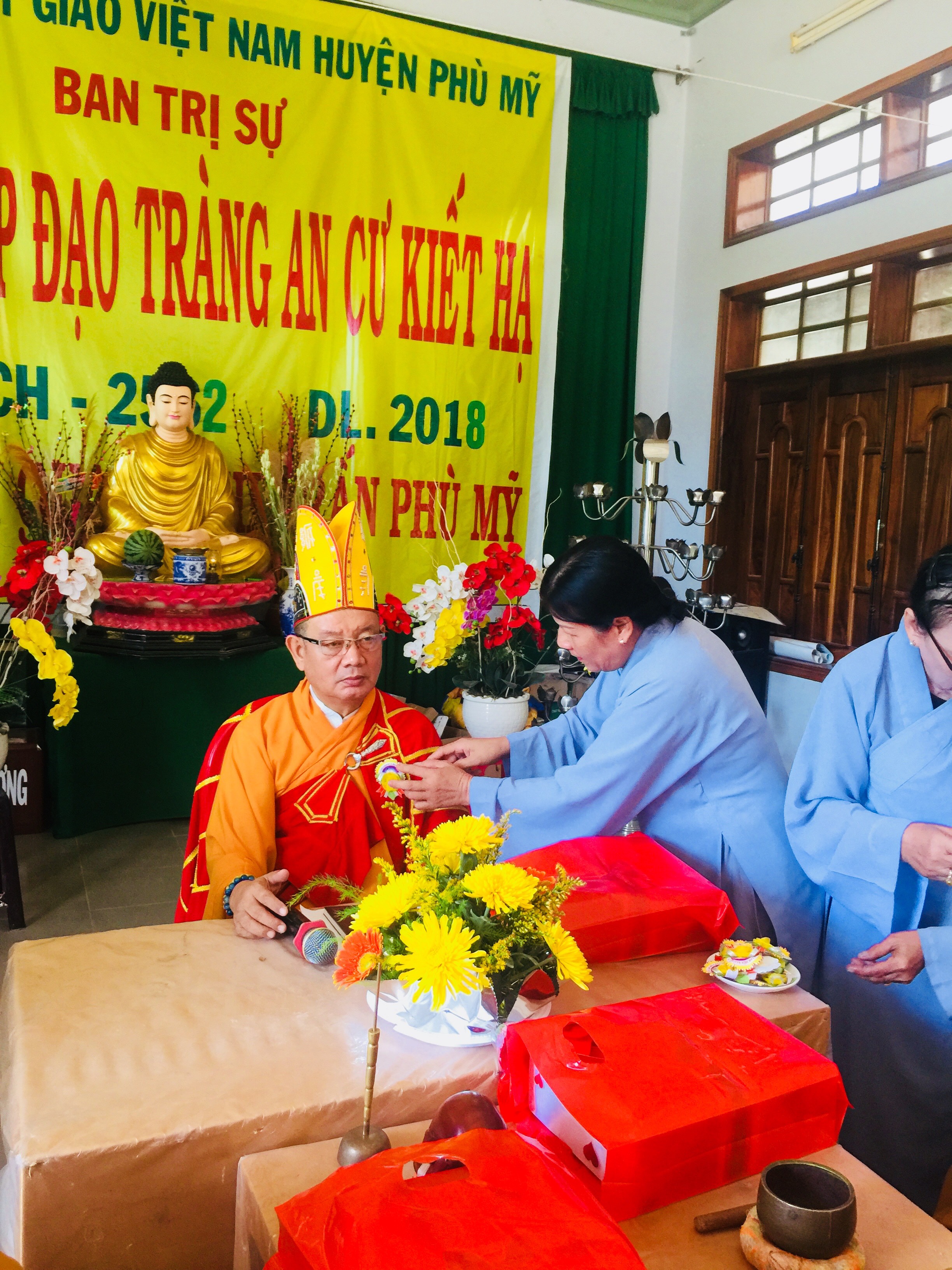 Lễ tạ pháp và cài hoa hồng tại Phù Mỹ