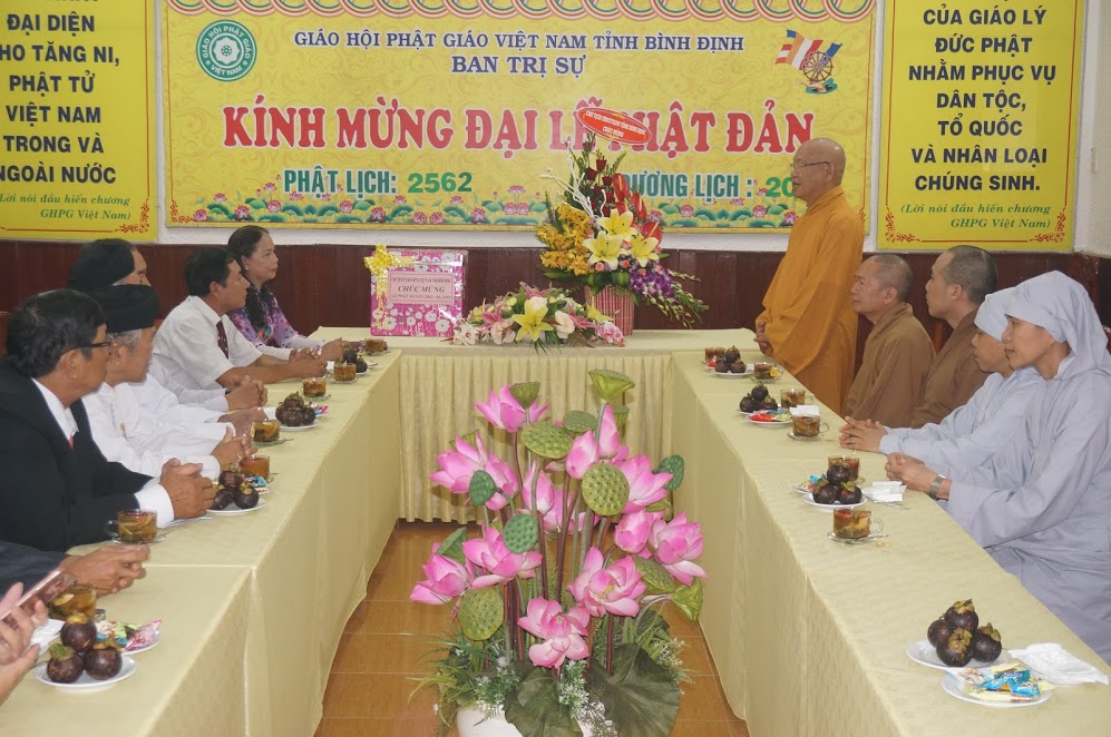 Ủy Ban Mặt trận Tổ quốc VN tỉnh Bình Định thăm và chúc mừng Đại Lễ Phật Đản PL. 2562.