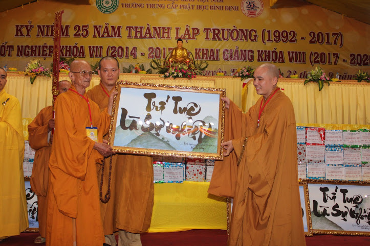 Hoạt động chào mừng và tri ân trong Lễ kỷ niệm 25 năm thành lập Trường TCPH Bình Định