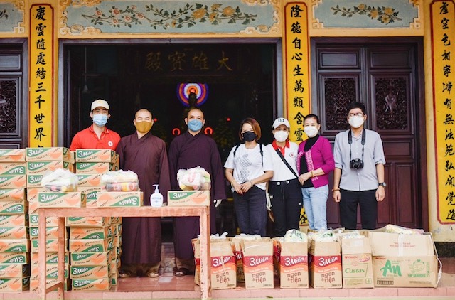 Tổ đình Long Khánh tặng quà cho người nghèo