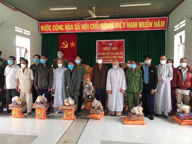 Quy Nhơn: Ban Từ thiện xã hội Phật giáo Quy Nhơn phát quà tại Canh Thuận