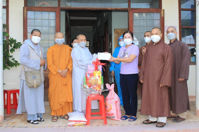 Quy Nhơn: Phật giáo thành phố tặng quà các trạm y tế đợt 1 