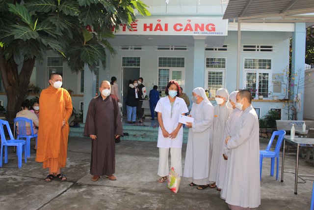 Quy Nhơn: Phật giáo thành phố tặng quà các trạm y tế đợt 2