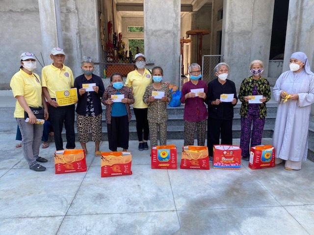 Phù Cát: Ban Từ thiện Phật giáo huyện tặng quà Tết Nhâm Dần