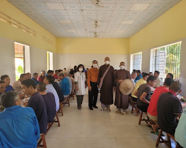 Ban Từ thiện Phật giáo tỉnh Bình Định phát quà Xuân Yêu Thương đến với đồng bào khó khăn và bệnh nhân nghèo.