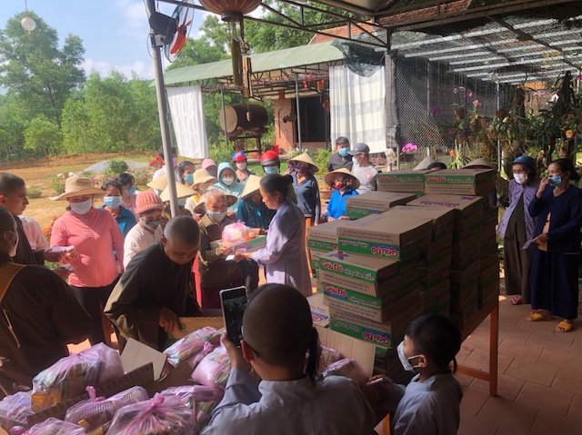 Quy Nhơn: chùa Nam Thạnh tặng quà Tết Nhâm Dần
