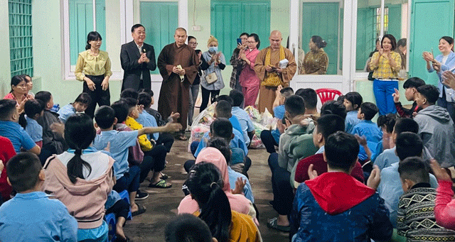 Ban Từ thiện xã hội Phật giáo tỉnh Bình Định tặng quà Xuân Quý Mão 2023