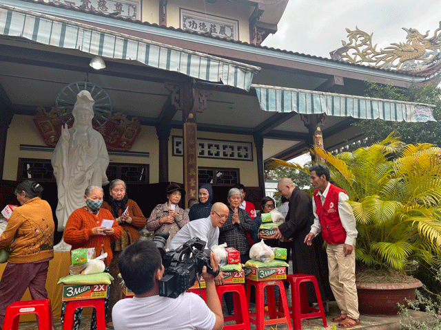 An Nhơn: Ban Trị sự Phật giáo thị xã tặng quà nhân dịp Xuân Quý Mão