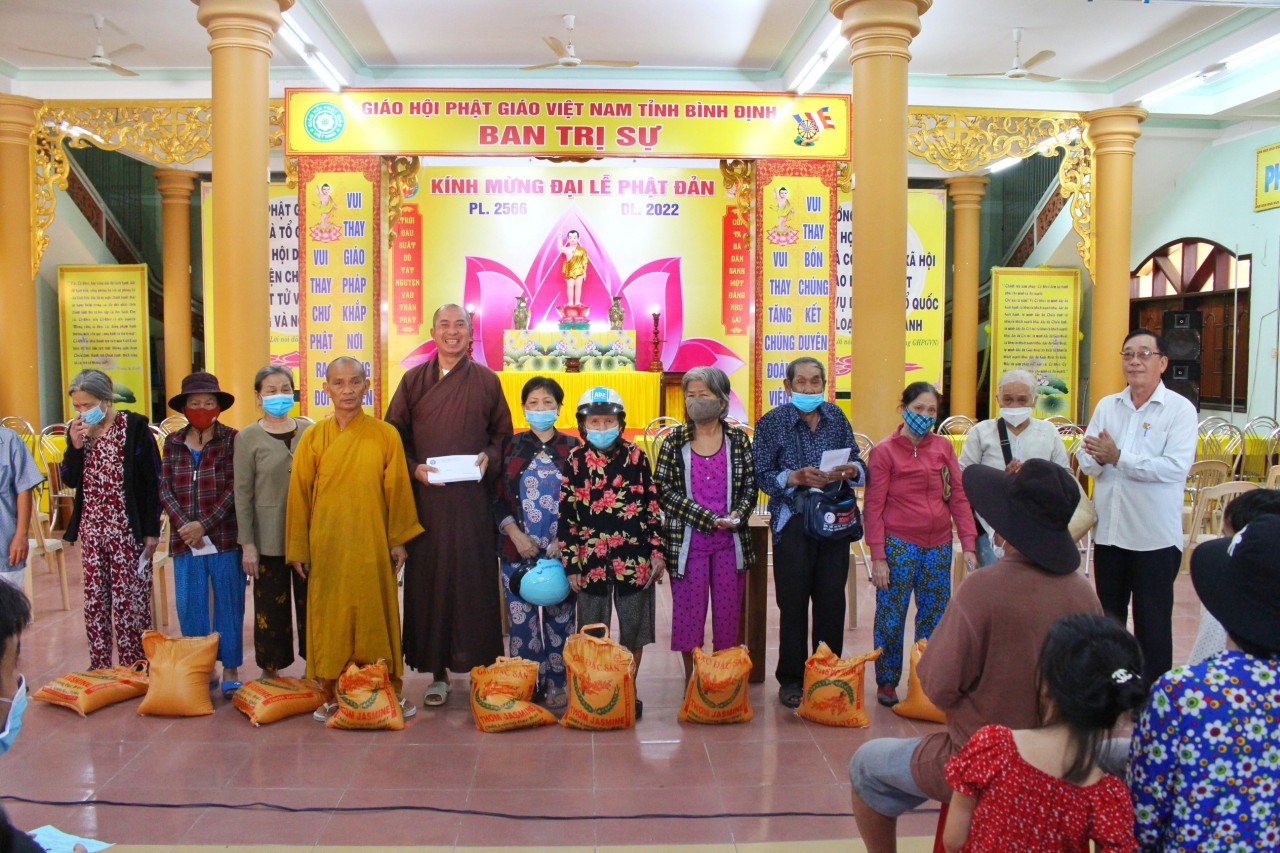 Ban Từ thiện Xã hội Phật giáo tỉnh tặng quà mùa Phật đản 2022