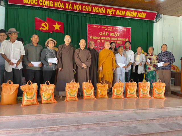 Quy Nhơn: Phật giáo Quy Nhơn tặng quà cho các gia đình thương binh liệt sĩ