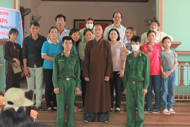 Tuy Phước: chùa Bình Quang phát quà cho đồng bào nghèo, khuyết tật