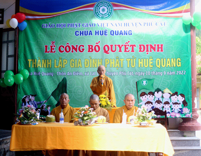 Phù Cát: Gia đình Phật tử Huệ Quang nhận Quyết định thành lập.