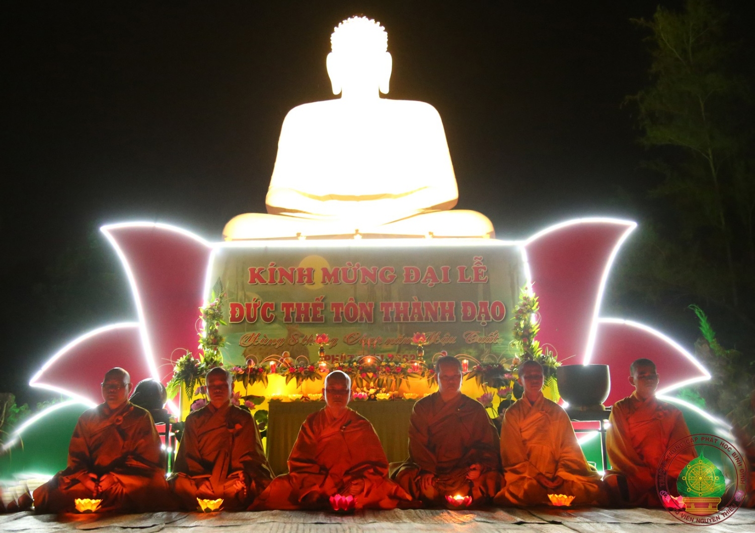 Hình ảnh về lễ hoa đăng Đức Phật thành Đạo tại Trường TCPH Bình Định